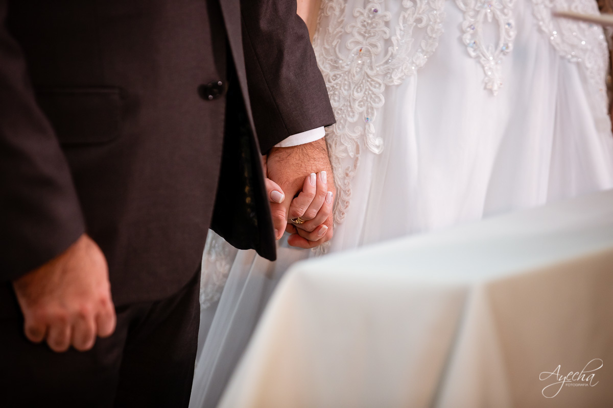 La casa da noiva; Santuário Nossa Senhora de Lourdes; Noivas curitibanas; noivas de curitiba; fotografo de casamento curitiba; fotografia de casamento curitiba; casamento na igreja; ensaio dos noivos; teatro paiol; deborah ayecha fotografia;