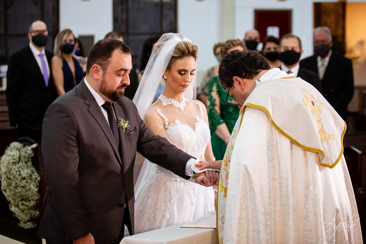 La casa da noiva; Santuário Nossa Senhora de Lourdes; Noivas curitibanas; noivas de curitiba; fotografo de casamento curitiba; fotografia de casamento curitiba; casamento na igreja; ensaio dos noivos; teatro paiol; deborah ayecha fotografia;