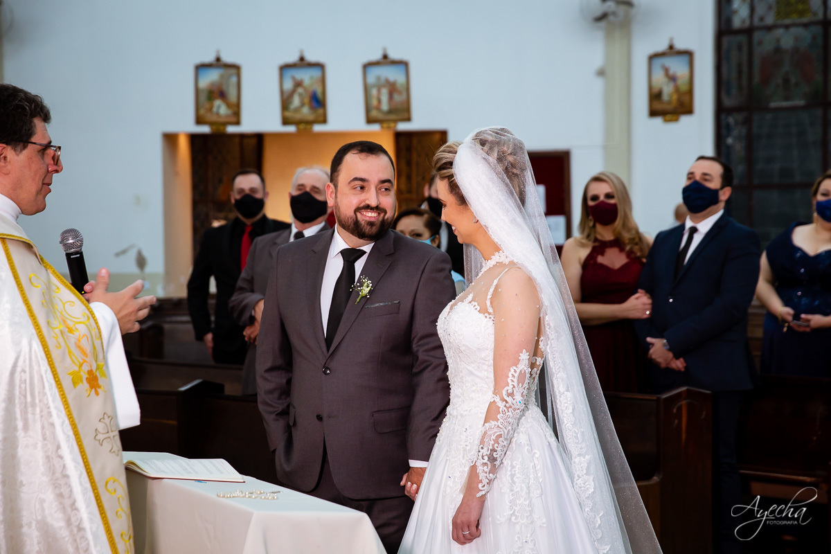 La casa da noiva; Santuário Nossa Senhora de Lourdes; Noivas curitibanas; noivas de curitiba; fotografo de casamento curitiba; fotografia de casamento curitiba; casamento na igreja; ensaio dos noivos; teatro paiol; deborah ayecha fotografia;