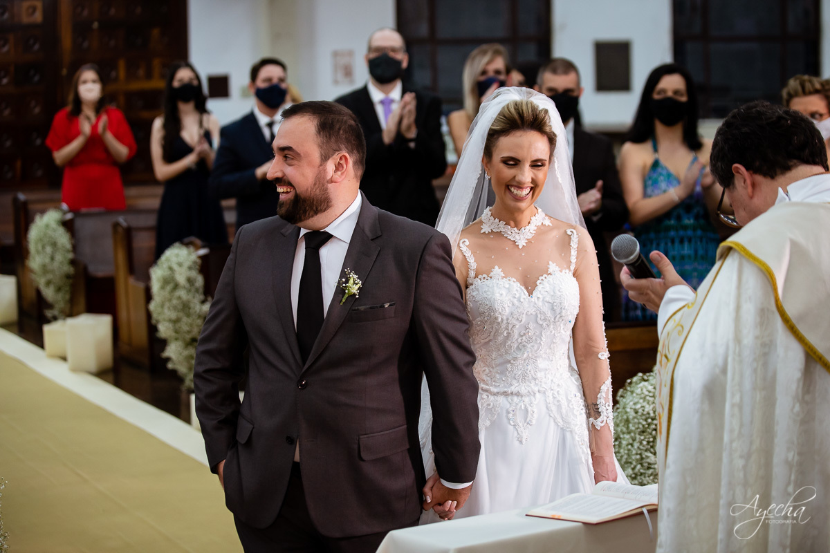 La casa da noiva; Santuário Nossa Senhora de Lourdes; Noivas curitibanas; noivas de curitiba; fotografo de casamento curitiba; fotografia de casamento curitiba; casamento na igreja; ensaio dos noivos; teatro paiol; deborah ayecha fotografia;