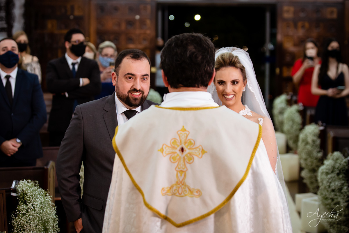 La casa da noiva; Santuário Nossa Senhora de Lourdes; Noivas curitibanas; noivas de curitiba; fotografo de casamento curitiba; fotografia de casamento curitiba; casamento na igreja; ensaio dos noivos; teatro paiol; deborah ayecha fotografia;