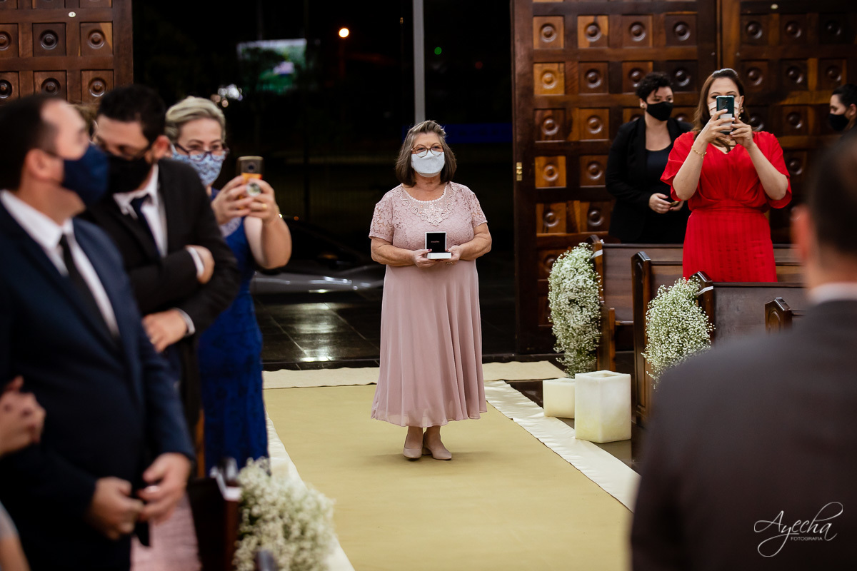 La casa da noiva; Santuário Nossa Senhora de Lourdes; Noivas curitibanas; noivas de curitiba; fotografo de casamento curitiba; fotografia de casamento curitiba; casamento na igreja; ensaio dos noivos; teatro paiol; deborah ayecha fotografia;