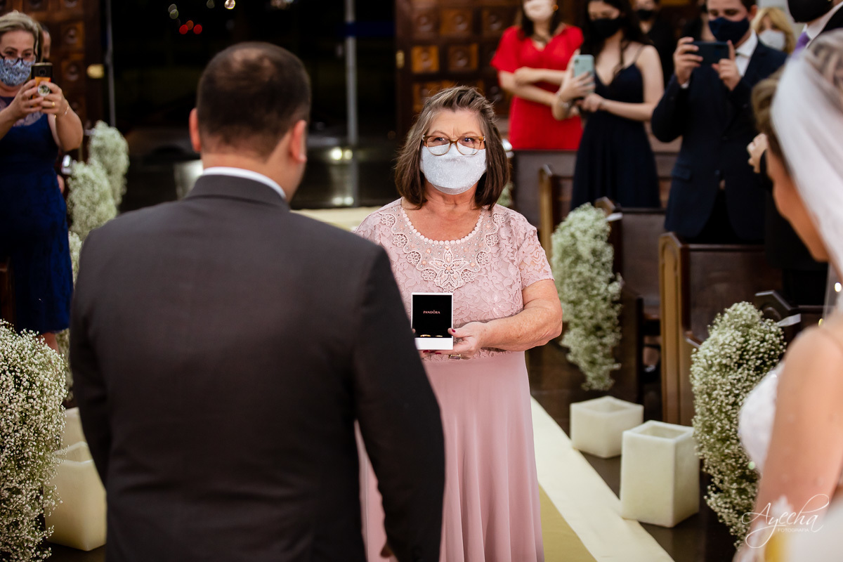 La casa da noiva; Santuário Nossa Senhora de Lourdes; Noivas curitibanas; noivas de curitiba; fotografo de casamento curitiba; fotografia de casamento curitiba; casamento na igreja; ensaio dos noivos; teatro paiol; deborah ayecha fotografia;