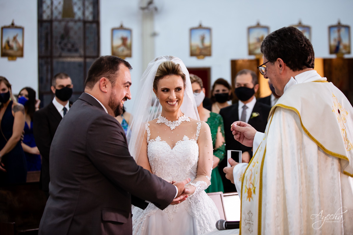 La casa da noiva; Santuário Nossa Senhora de Lourdes; Noivas curitibanas; noivas de curitiba; fotografo de casamento curitiba; fotografia de casamento curitiba; casamento na igreja; ensaio dos noivos; teatro paiol; deborah ayecha fotografia;