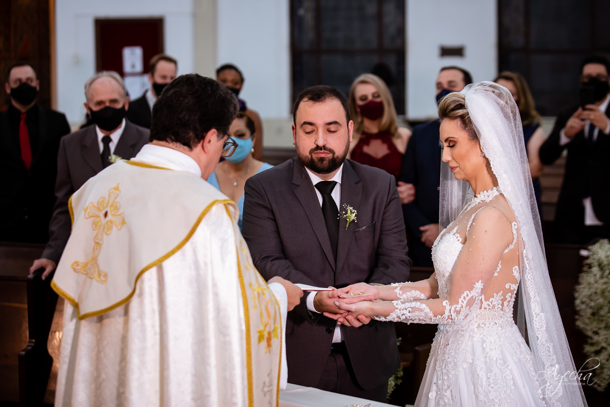 La casa da noiva; Santuário Nossa Senhora de Lourdes; Noivas curitibanas; noivas de curitiba; fotografo de casamento curitiba; fotografia de casamento curitiba; casamento na igreja; ensaio dos noivos; teatro paiol; deborah ayecha fotografia;