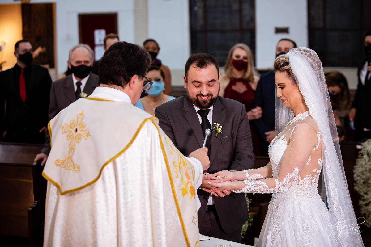 La casa da noiva; Santuário Nossa Senhora de Lourdes; Noivas curitibanas; noivas de curitiba; fotografo de casamento curitiba; fotografia de casamento curitiba; casamento na igreja; ensaio dos noivos; teatro paiol; deborah ayecha fotografia;