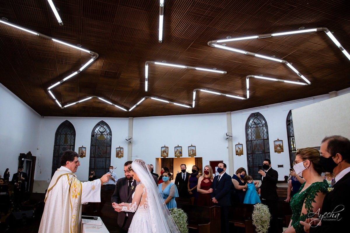 La casa da noiva; Santuário Nossa Senhora de Lourdes; Noivas curitibanas; noivas de curitiba; fotografo de casamento curitiba; fotografia de casamento curitiba; casamento na igreja; ensaio dos noivos; teatro paiol; deborah ayecha fotografia;