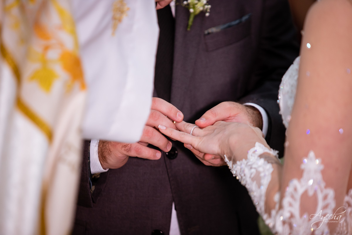 La casa da noiva; Santuário Nossa Senhora de Lourdes; Noivas curitibanas; noivas de curitiba; fotografo de casamento curitiba; fotografia de casamento curitiba; casamento na igreja; ensaio dos noivos; teatro paiol; deborah ayecha fotografia;La casa da noi