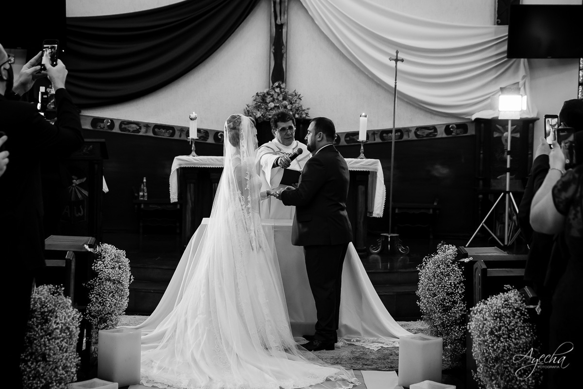 La casa da noiva; Santuário Nossa Senhora de Lourdes; Noivas curitibanas; noivas de curitiba; fotografo de casamento curitiba; fotografia de casamento curitiba; casamento na igreja; ensaio dos noivos; teatro paiol; deborah ayecha fotografia;