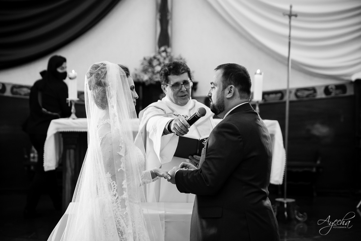 La casa da noiva; Santuário Nossa Senhora de Lourdes; Noivas curitibanas; noivas de curitiba; fotografo de casamento curitiba; fotografia de casamento curitiba; casamento na igreja; ensaio dos noivos; teatro paiol; deborah ayecha fotografia;