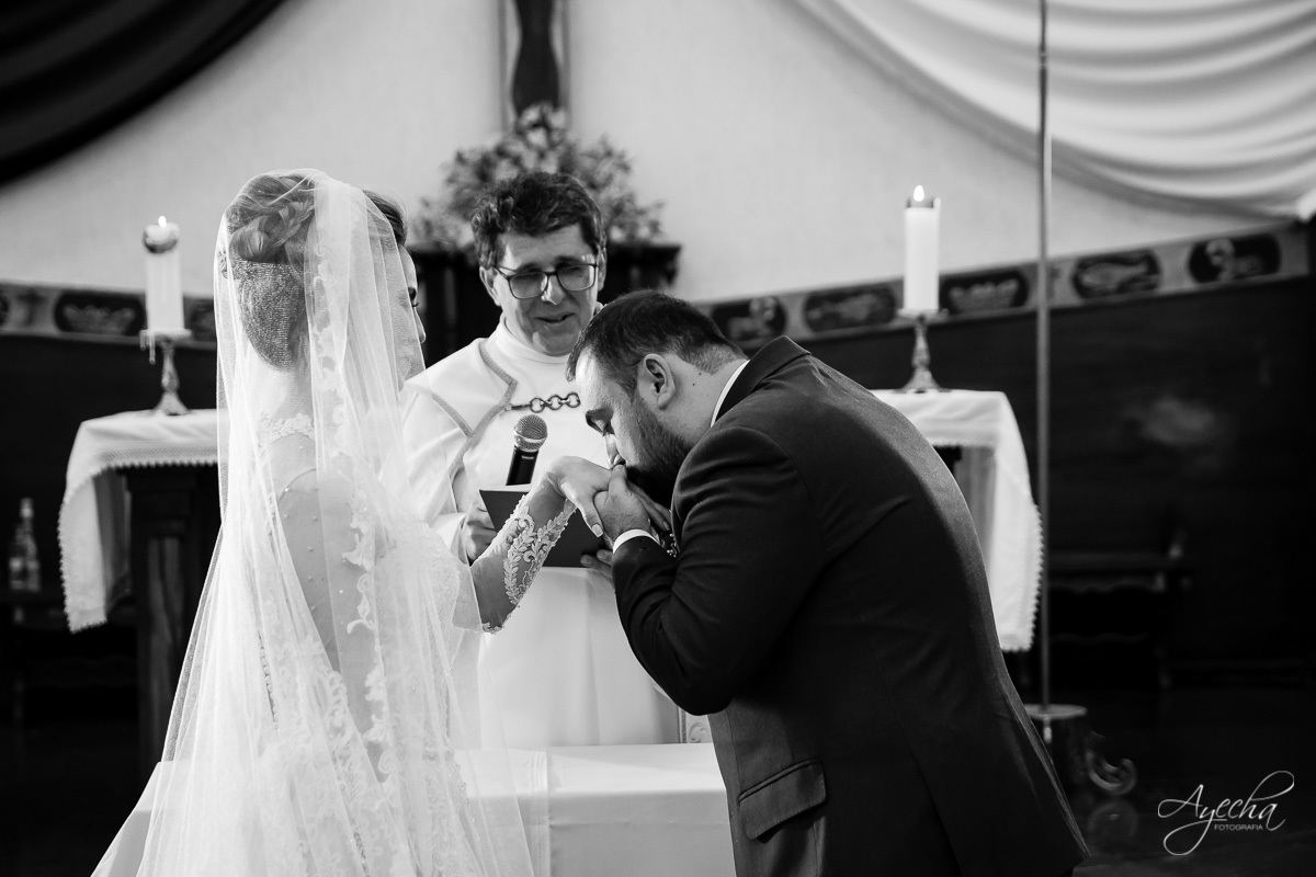 La casa da noiva; Santuário Nossa Senhora de Lourdes; Noivas curitibanas; noivas de curitiba; fotografo de casamento curitiba; fotografia de casamento curitiba; casamento na igreja; ensaio dos noivos; teatro paiol; deborah ayecha fotografia;