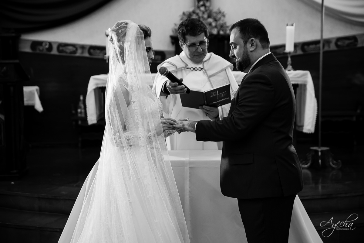 La casa da noiva; Santuário Nossa Senhora de Lourdes; Noivas curitibanas; noivas de curitiba; fotografo de casamento curitiba; fotografia de casamento curitiba; casamento na igreja; ensaio dos noivos; teatro paiol; deborah ayecha fotografia;