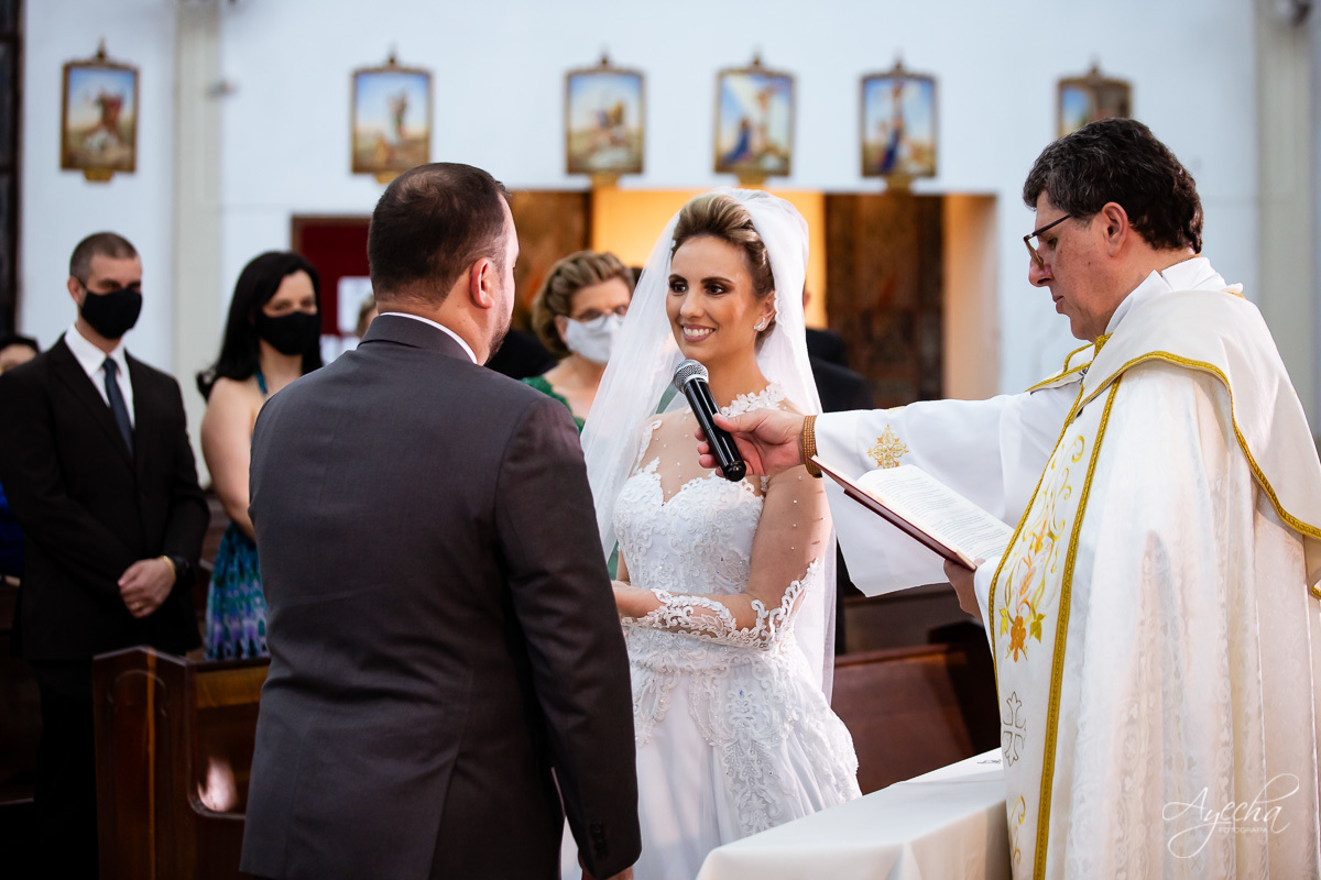 La casa da noiva; Santuário Nossa Senhora de Lourdes; Noivas curitibanas; noivas de curitiba; fotografo de casamento curitiba; fotografia de casamento curitiba; casamento na igreja; ensaio dos noivos; teatro paiol; deborah ayecha fotografia;