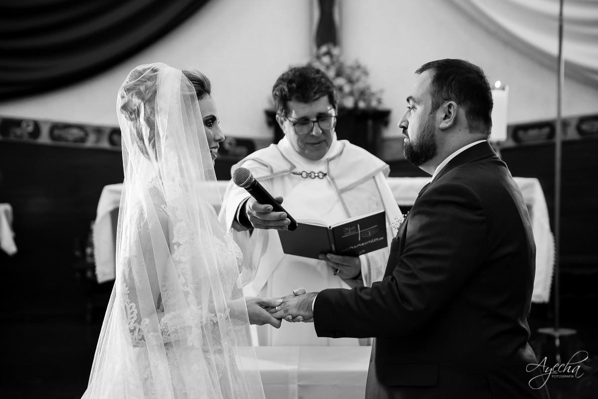 La casa da noiva; Santuário Nossa Senhora de Lourdes; Noivas curitibanas; noivas de curitiba; fotografo de casamento curitiba; fotografia de casamento curitiba; casamento na igreja; ensaio dos noivos; teatro paiol; deborah ayecha fotografia;