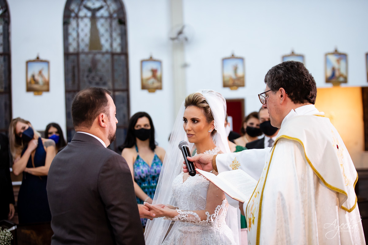 La casa da noiva; Santuário Nossa Senhora de Lourdes; Noivas curitibanas; noivas de curitiba; fotografo de casamento curitiba; fotografia de casamento curitiba; casamento na igreja; ensaio dos noivos; teatro paiol; deborah ayecha fotografia;
