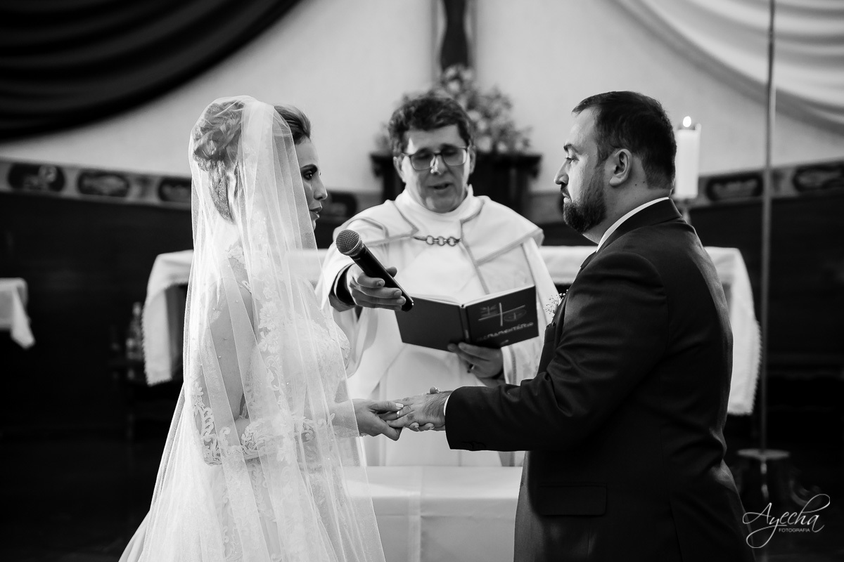 La casa da noiva; Santuário Nossa Senhora de Lourdes; Noivas curitibanas; noivas de curitiba; fotografo de casamento curitiba; fotografia de casamento curitiba; casamento na igreja; ensaio dos noivos; teatro paiol; deborah ayecha fotografia;