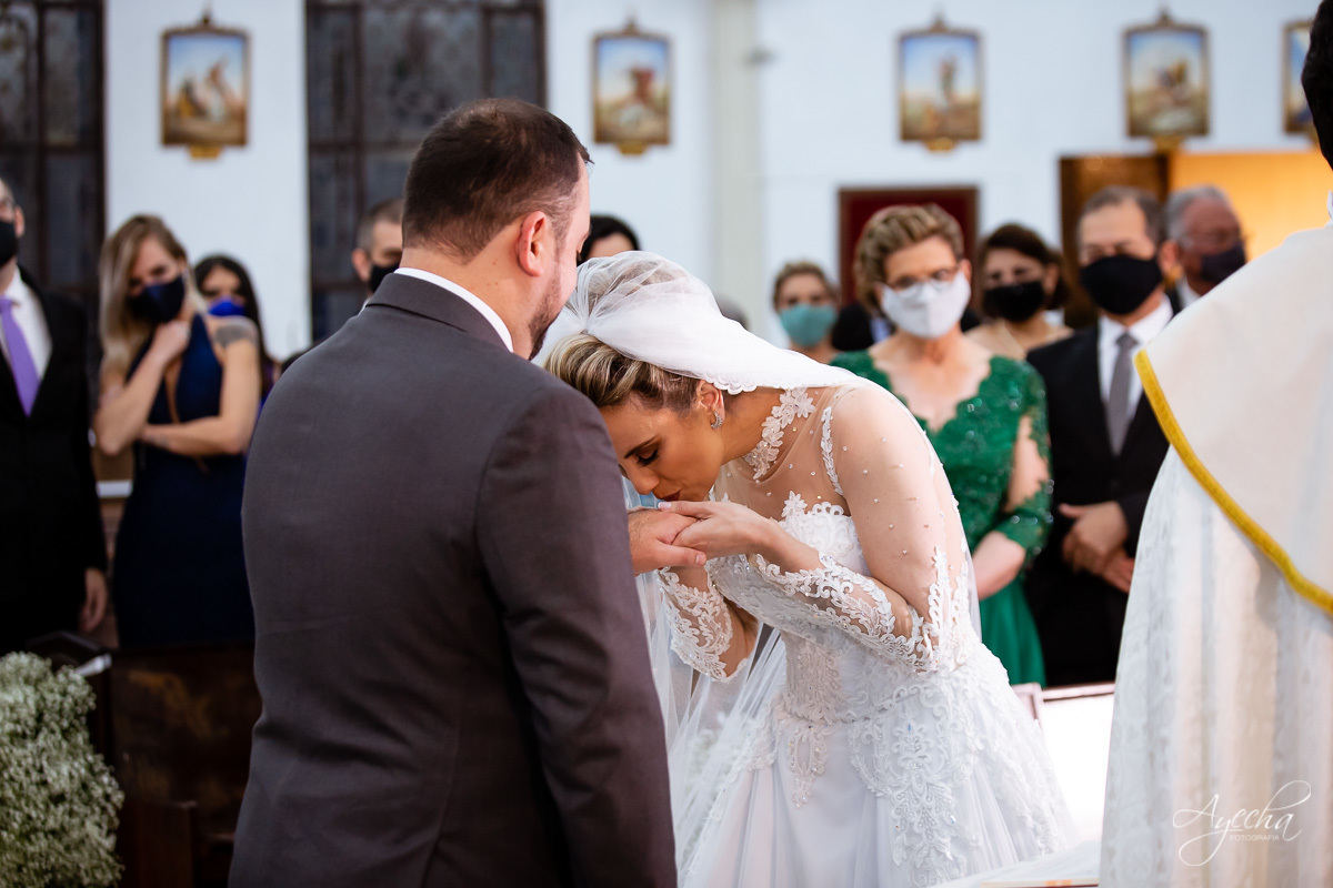 La casa da noiva; Santuário Nossa Senhora de Lourdes; Noivas curitibanas; noivas de curitiba; fotografo de casamento curitiba; fotografia de casamento curitiba; casamento na igreja; ensaio dos noivos; teatro paiol; deborah ayecha fotografia;