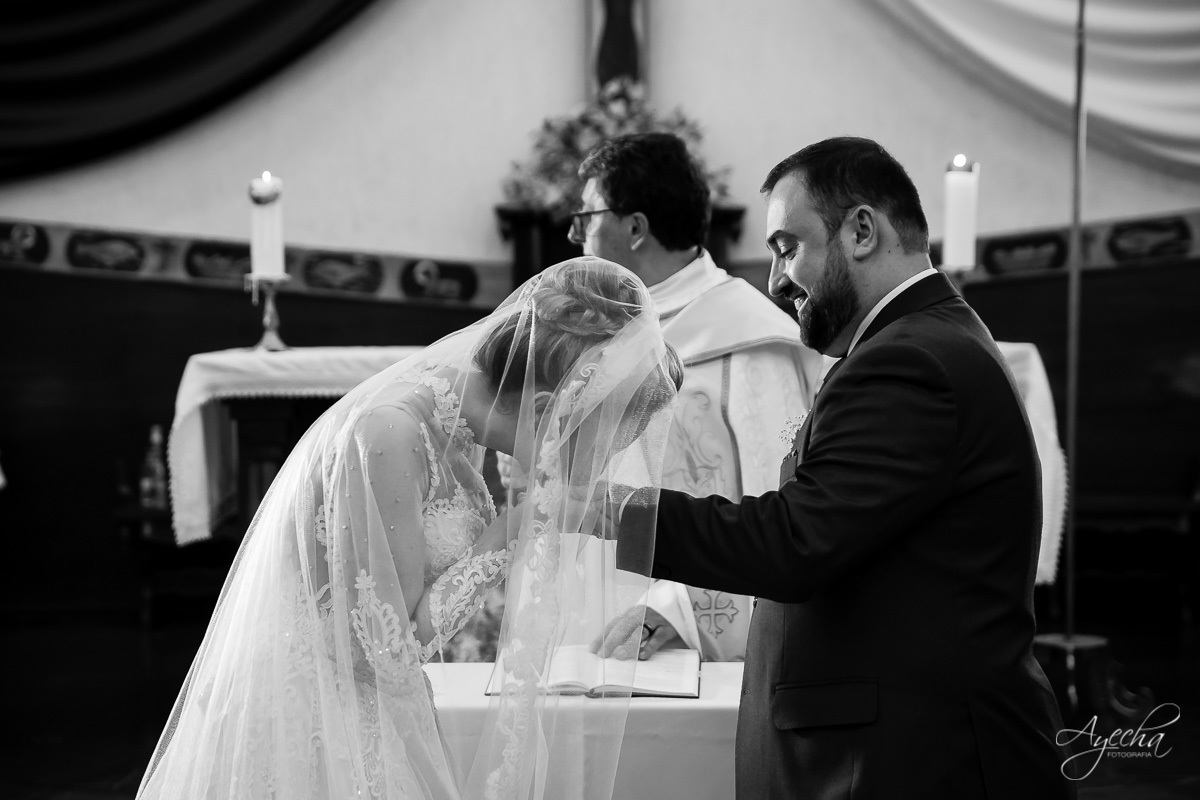 La casa da noiva; Santuário Nossa Senhora de Lourdes; Noivas curitibanas; noivas de curitiba; fotografo de casamento curitiba; fotografia de casamento curitiba; casamento na igreja; ensaio dos noivos; teatro paiol; deborah ayecha fotografia;