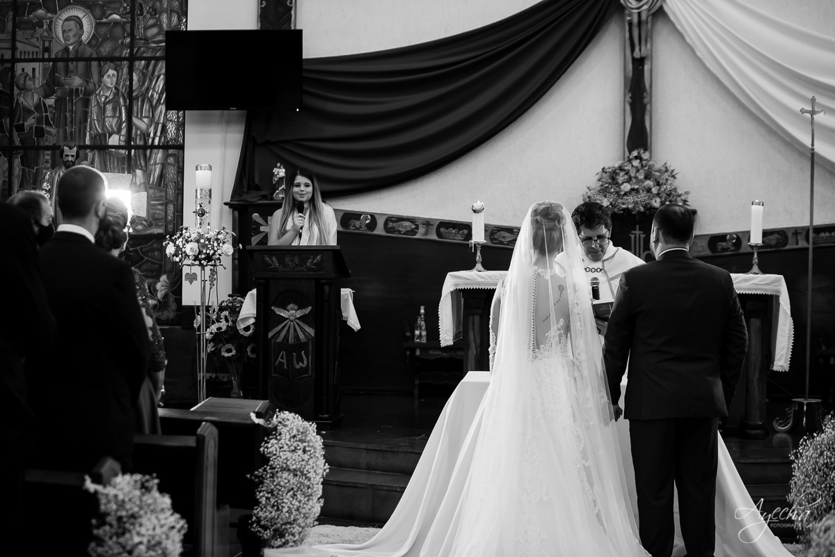 La casa da noiva; Santuário Nossa Senhora de Lourdes; Noivas curitibanas; noivas de curitiba; fotografo de casamento curitiba; fotografia de casamento curitiba; casamento na igreja; ensaio dos noivos; teatro paiol; deborah ayecha fotografia;