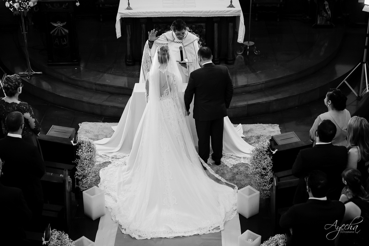 La casa da noiva; Santuário Nossa Senhora de Lourdes; Noivas curitibanas; noivas de curitiba; fotografo de casamento curitiba; fotografia de casamento curitiba; casamento na igreja; ensaio dos noivos; teatro paiol; deborah ayecha fotografia;