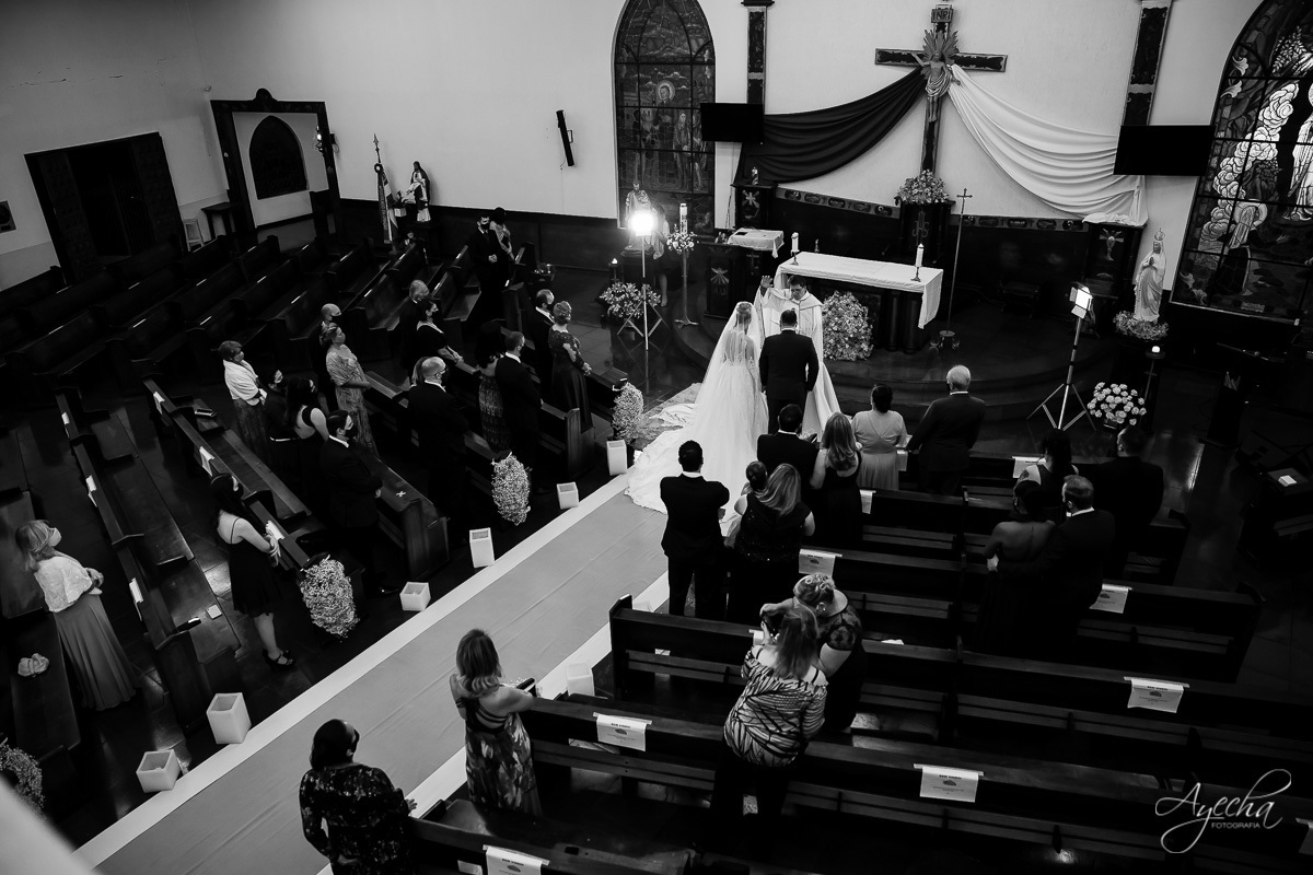 La casa da noiva; Santuário Nossa Senhora de Lourdes; Noivas curitibanas; noivas de curitiba; fotografo de casamento curitiba; fotografia de casamento curitiba; casamento na igreja; ensaio dos noivos; teatro paiol; deborah ayecha fotografia;