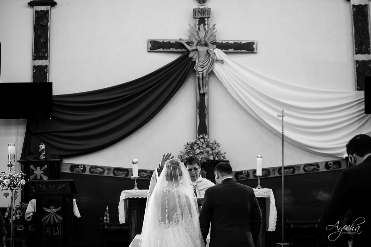 La casa da noiva; Santuário Nossa Senhora de Lourdes; Noivas curitibanas; noivas de curitiba; fotografo de casamento curitiba; fotografia de casamento curitiba; casamento na igreja; ensaio dos noivos; teatro paiol; deborah ayecha fotografia;