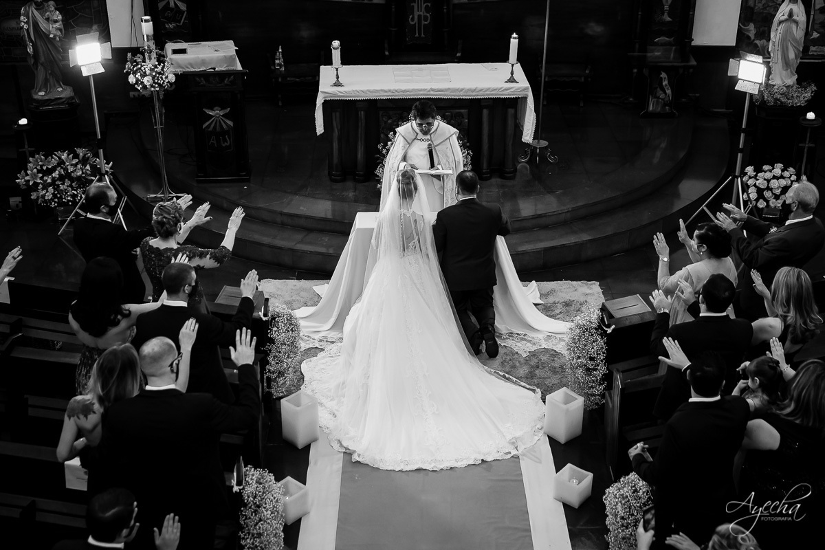 La casa da noiva; Santuário Nossa Senhora de Lourdes; Noivas curitibanas; noivas de curitiba; fotografo de casamento curitiba; fotografia de casamento curitiba; casamento na igreja; ensaio dos noivos; teatro paiol; deborah ayecha fotografia;
