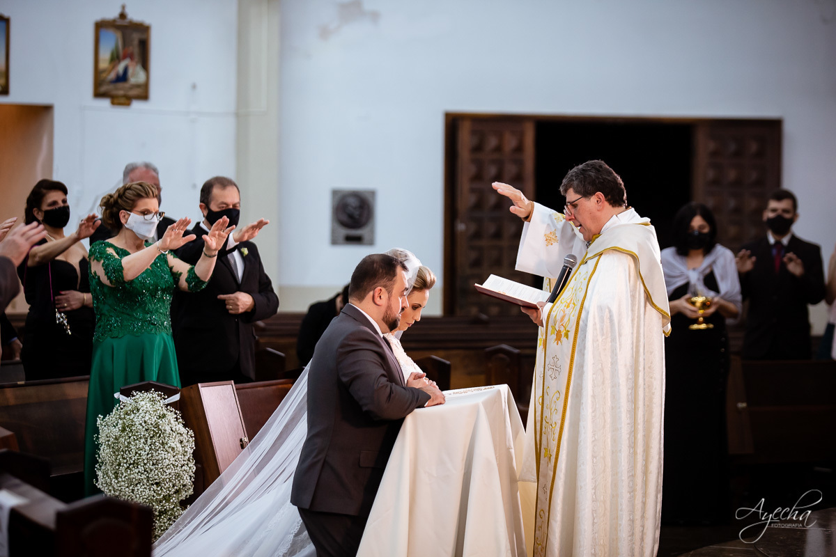 La casa da noiva; Santuário Nossa Senhora de Lourdes; Noivas curitibanas; noivas de curitiba; fotografo de casamento curitiba; fotografia de casamento curitiba; casamento na igreja; ensaio dos noivos; teatro paiol; deborah ayecha fotografia;