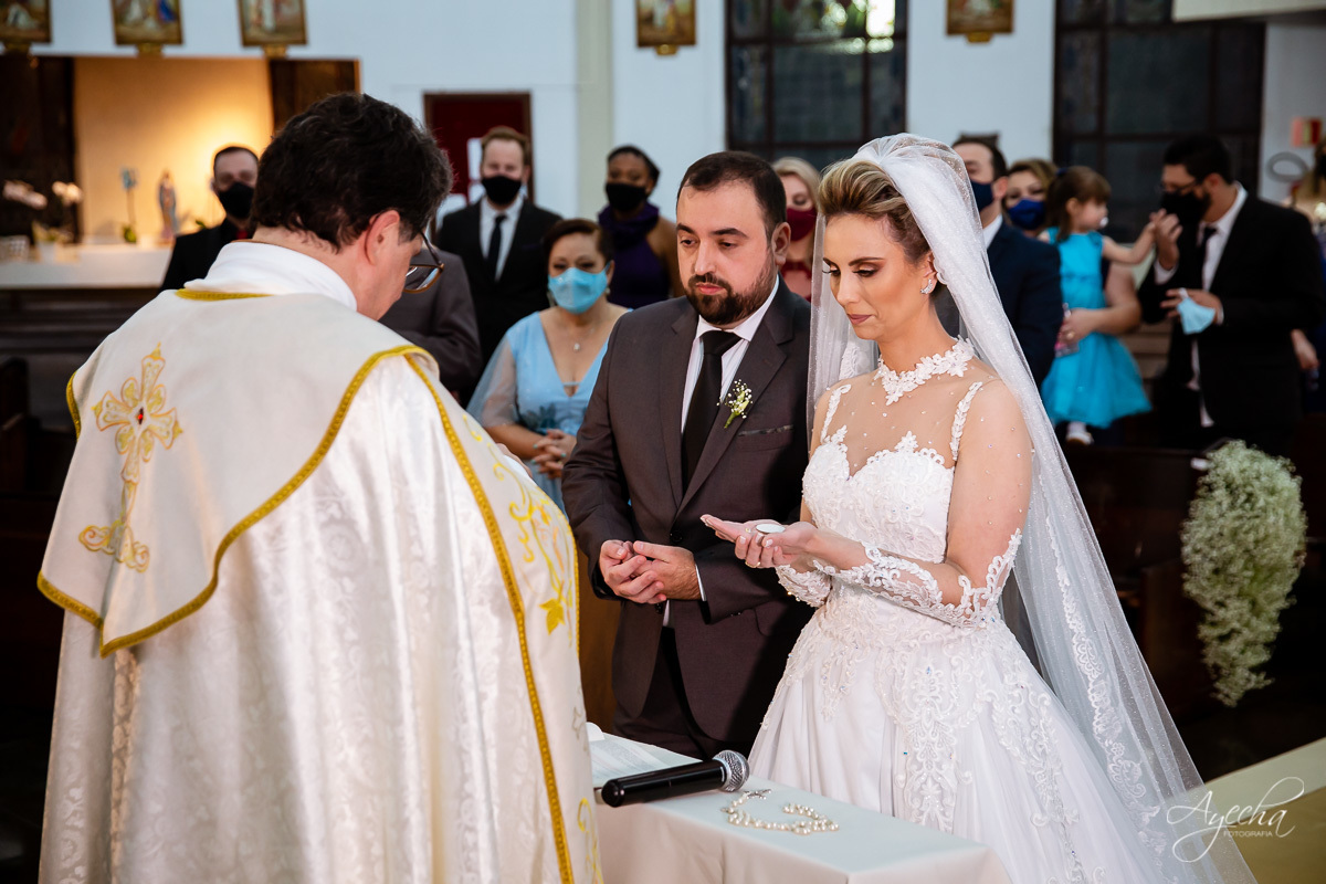 La casa da noiva; Santuário Nossa Senhora de Lourdes; Noivas curitibanas; noivas de curitiba; fotografo de casamento curitiba; fotografia de casamento curitiba; casamento na igreja; ensaio dos noivos; teatro paiol; deborah ayecha fotografia;