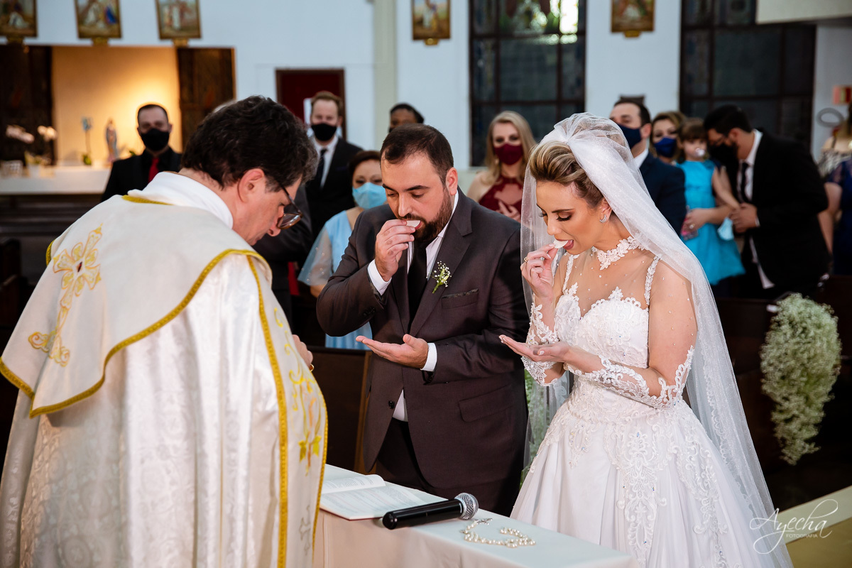 La casa da noiva; Santuário Nossa Senhora de Lourdes; Noivas curitibanas; noivas de curitiba; fotografo de casamento curitiba; fotografia de casamento curitiba; casamento na igreja; ensaio dos noivos; teatro paiol; deborah ayecha fotografia;