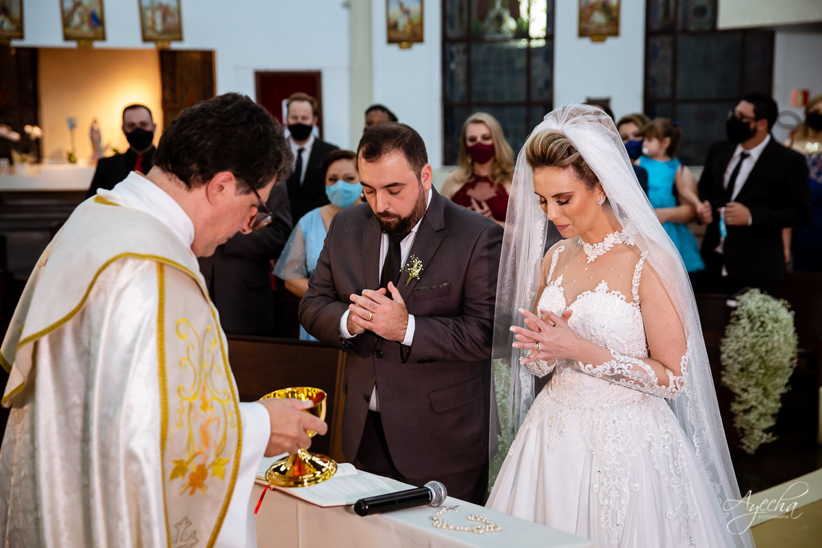 La casa da noiva; Santuário Nossa Senhora de Lourdes; Noivas curitibanas; noivas de curitiba; fotografo de casamento curitiba; fotografia de casamento curitiba; casamento na igreja; ensaio dos noivos; teatro paiol; deborah ayecha fotografia;