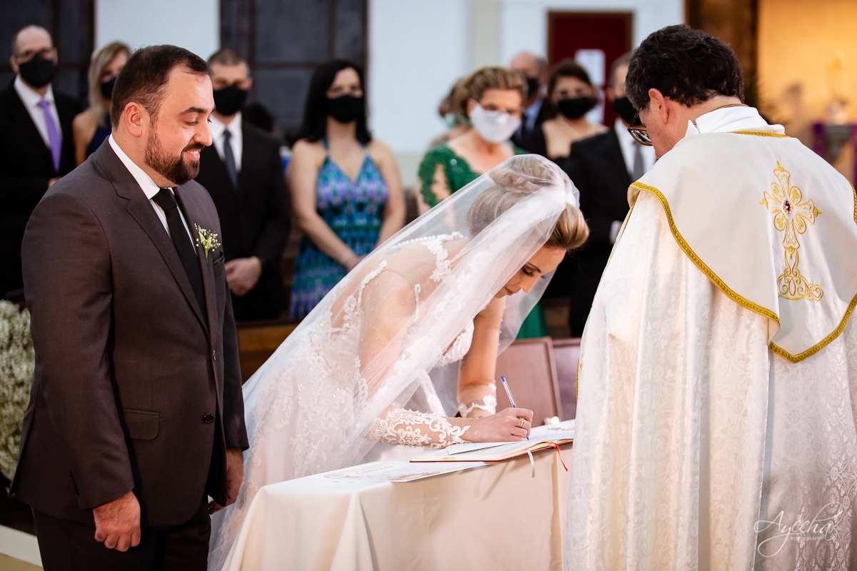 La casa da noiva; Santuário Nossa Senhora de Lourdes; Noivas curitibanas; noivas de curitiba; fotografo de casamento curitiba; fotografia de casamento curitiba; casamento na igreja; ensaio dos noivos; teatro paiol; deborah ayecha fotografia;