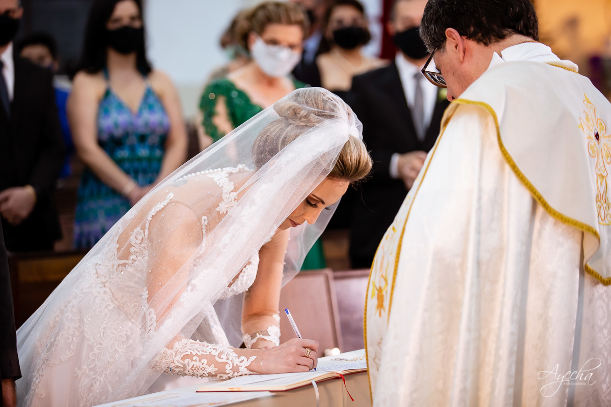 La casa da noiva; Santuário Nossa Senhora de Lourdes; Noivas curitibanas; noivas de curitiba; fotografo de casamento curitiba; fotografia de casamento curitiba; casamento na igreja; ensaio dos noivos; teatro paiol; deborah ayecha fotografia;