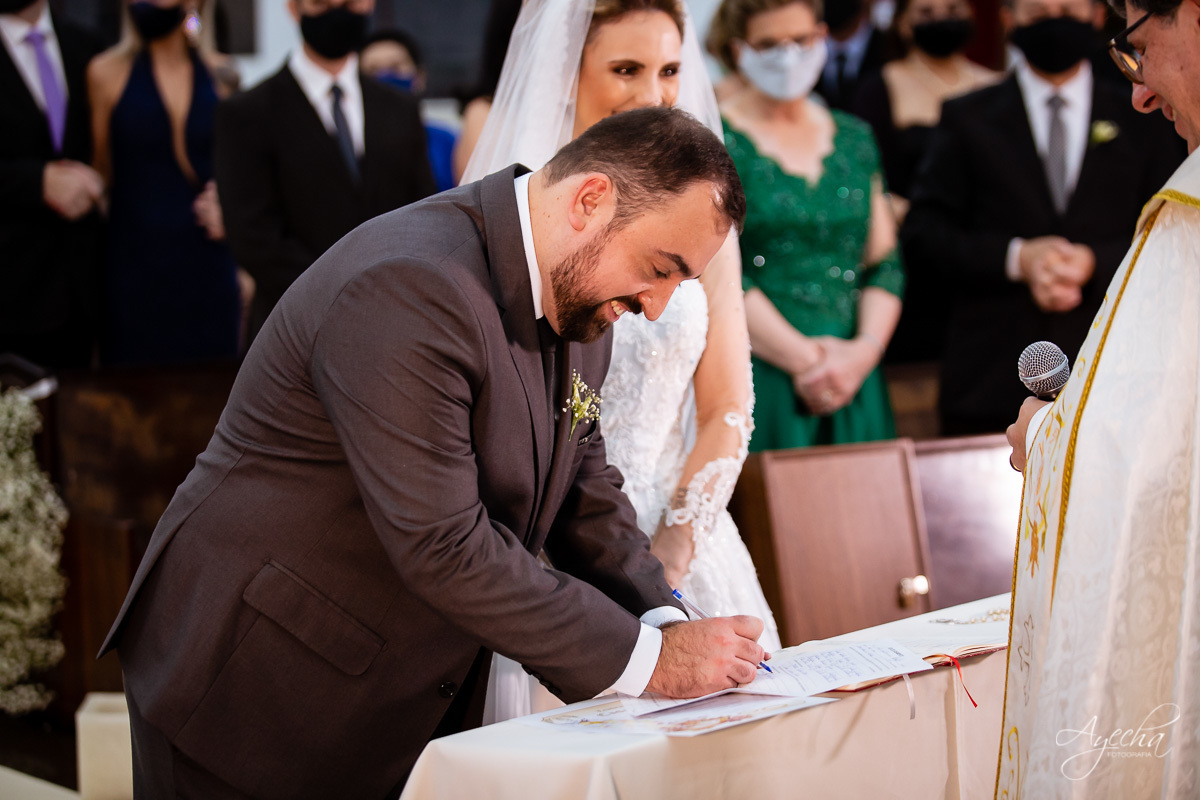 La casa da noiva; Santuário Nossa Senhora de Lourdes; Noivas curitibanas; noivas de curitiba; fotografo de casamento curitiba; fotografia de casamento curitiba; casamento na igreja; ensaio dos noivos; teatro paiol; deborah ayecha fotografia;