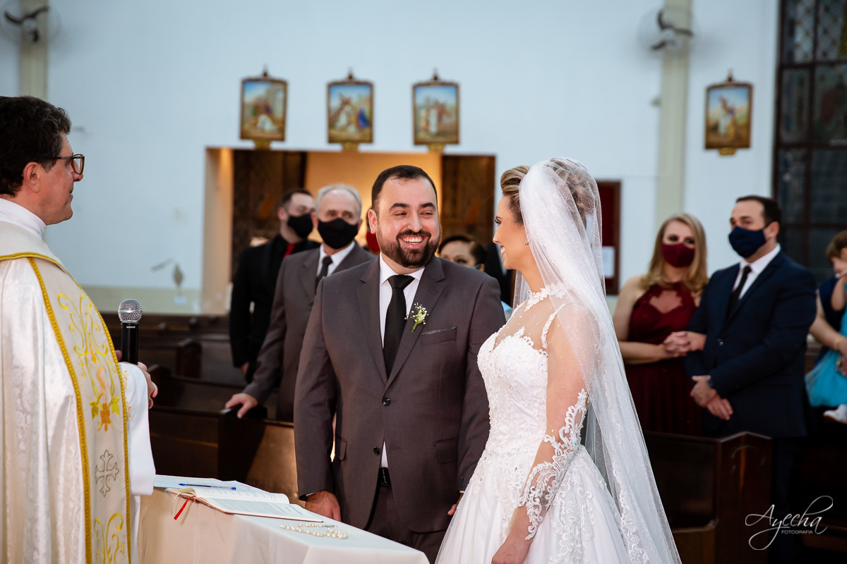 La casa da noiva; Santuário Nossa Senhora de Lourdes; Noivas curitibanas; noivas de curitiba; fotografo de casamento curitiba; fotografia de casamento curitiba; casamento na igreja; ensaio dos noivos; teatro paiol; deborah ayecha fotografia;