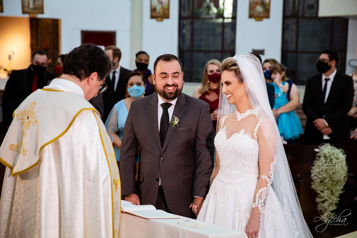 La casa da noiva; Santuário Nossa Senhora de Lourdes; Noivas curitibanas; noivas de curitiba; fotografo de casamento curitiba; fotografia de casamento curitiba; casamento na igreja; ensaio dos noivos; teatro paiol; deborah ayecha fotografia;