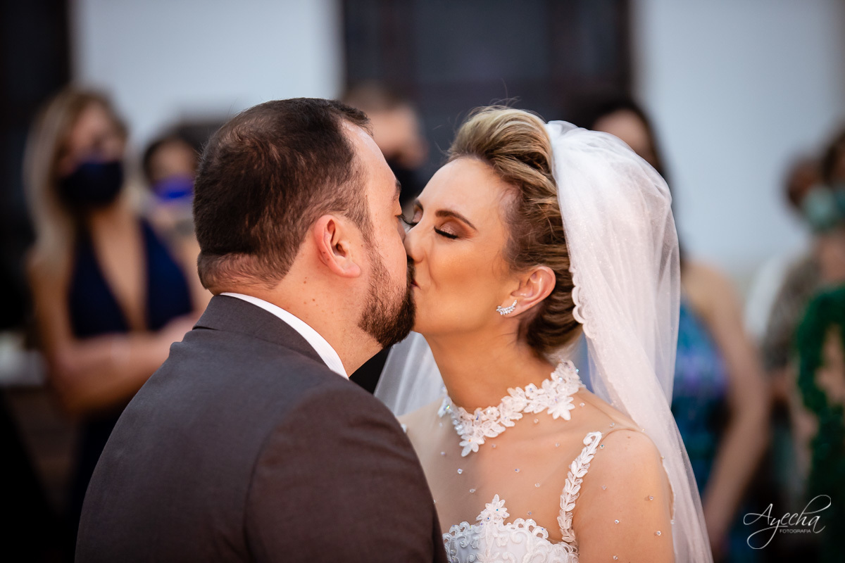La casa da noiva; Santuário Nossa Senhora de Lourdes; Noivas curitibanas; noivas de curitiba; fotografo de casamento curitiba; fotografia de casamento curitiba; casamento na igreja; ensaio dos noivos; teatro paiol; deborah ayecha fotografia;