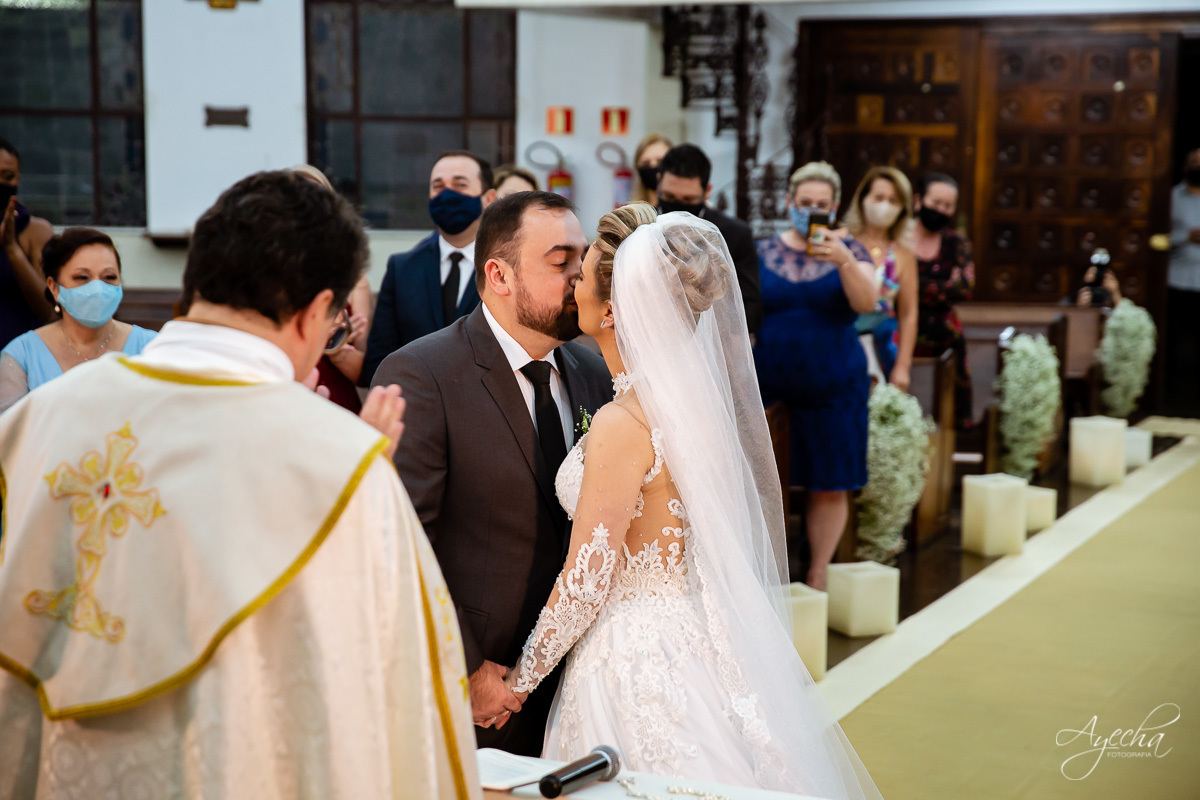 La casa da noiva; Santuário Nossa Senhora de Lourdes; Noivas curitibanas; noivas de curitiba; fotografo de casamento curitiba; fotografia de casamento curitiba; casamento na igreja; ensaio dos noivos; teatro paiol; deborah ayecha fotografia;