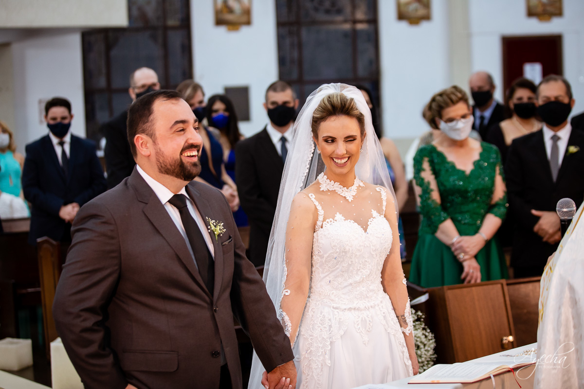 La casa da noiva; Santuário Nossa Senhora de Lourdes; Noivas curitibanas; noivas de curitiba; fotografo de casamento curitiba; fotografia de casamento curitiba; casamento na igreja; ensaio dos noivos; teatro paiol; deborah ayecha fotografia;