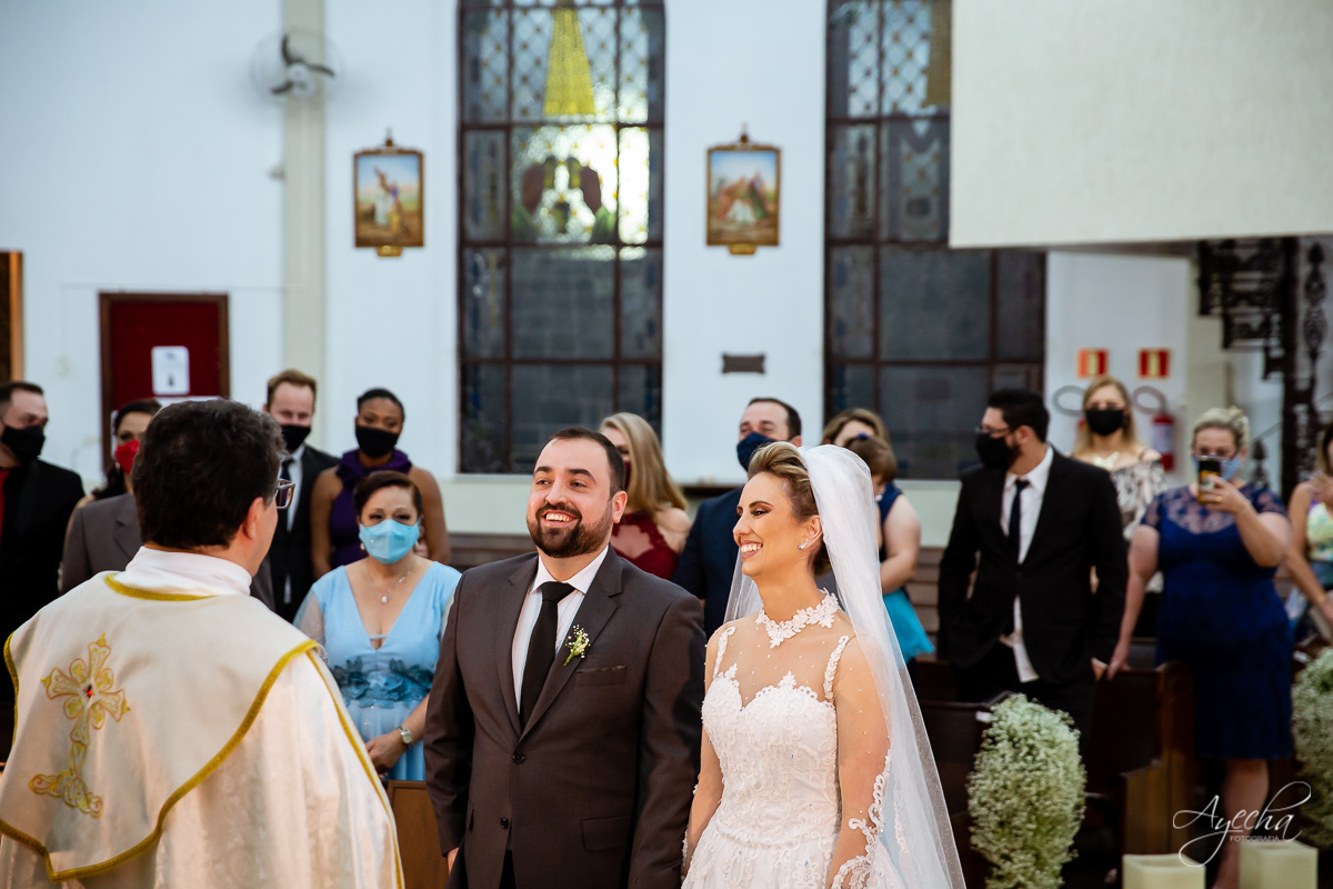 La casa da noiva; Santuário Nossa Senhora de Lourdes; Noivas curitibanas; noivas de curitiba; fotografo de casamento curitiba; fotografia de casamento curitiba; casamento na igreja; ensaio dos noivos; teatro paiol; deborah ayecha fotografia;