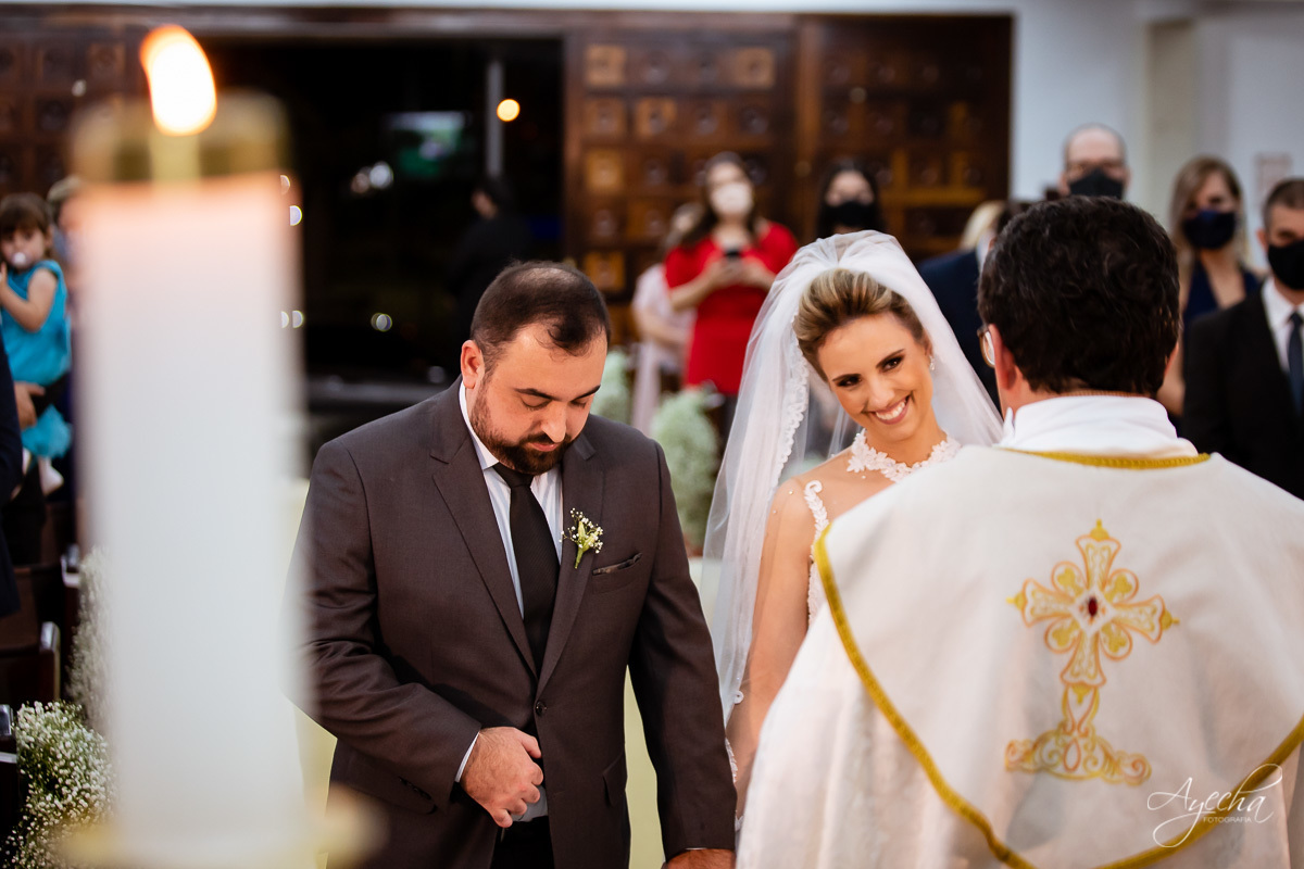 La casa da noiva; Santuário Nossa Senhora de Lourdes; Noivas curitibanas; noivas de curitiba; fotografo de casamento curitiba; fotografia de casamento curitiba; casamento na igreja; ensaio dos noivos; teatro paiol; deborah ayecha fotografia;