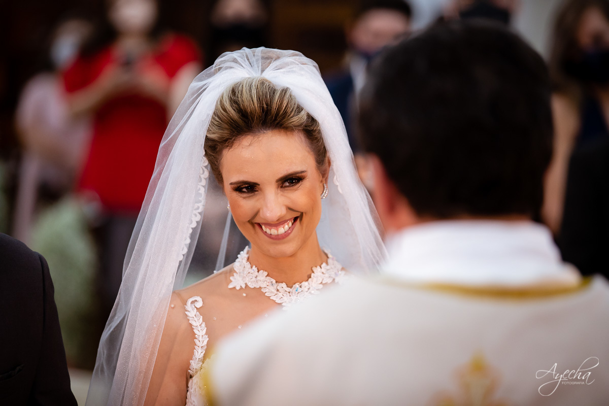 La casa da noiva; Santuário Nossa Senhora de Lourdes; Noivas curitibanas; noivas de curitiba; fotografo de casamento curitiba; fotografia de casamento curitiba; casamento na igreja; ensaio dos noivos; teatro paiol; deborah ayecha fotografia;