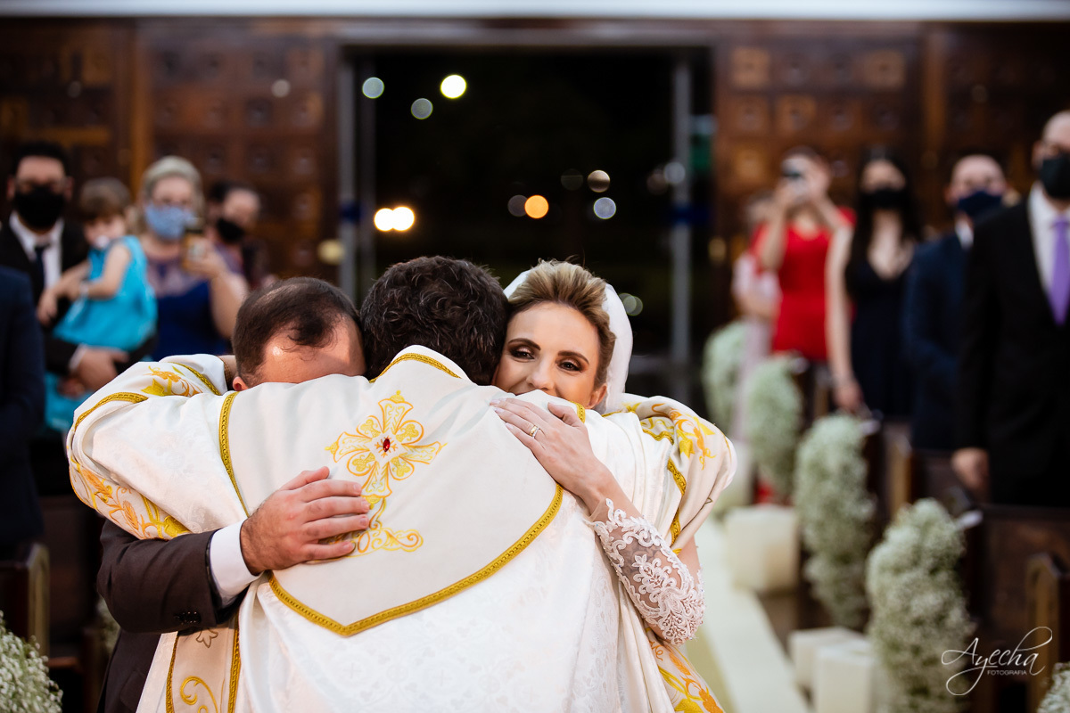 La casa da noiva; Santuário Nossa Senhora de Lourdes; Noivas curitibanas; noivas de curitiba; fotografo de casamento curitiba; fotografia de casamento curitiba; casamento na igreja; ensaio dos noivos; teatro paiol; deborah ayecha fotografia;