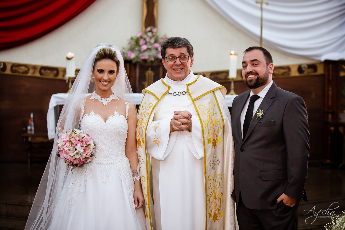 La casa da noiva; Santuário Nossa Senhora de Lourdes; Noivas curitibanas; noivas de curitiba; fotografo de casamento curitiba; fotografia de casamento curitiba; casamento na igreja; ensaio dos noivos; teatro paiol; deborah ayecha fotografia;