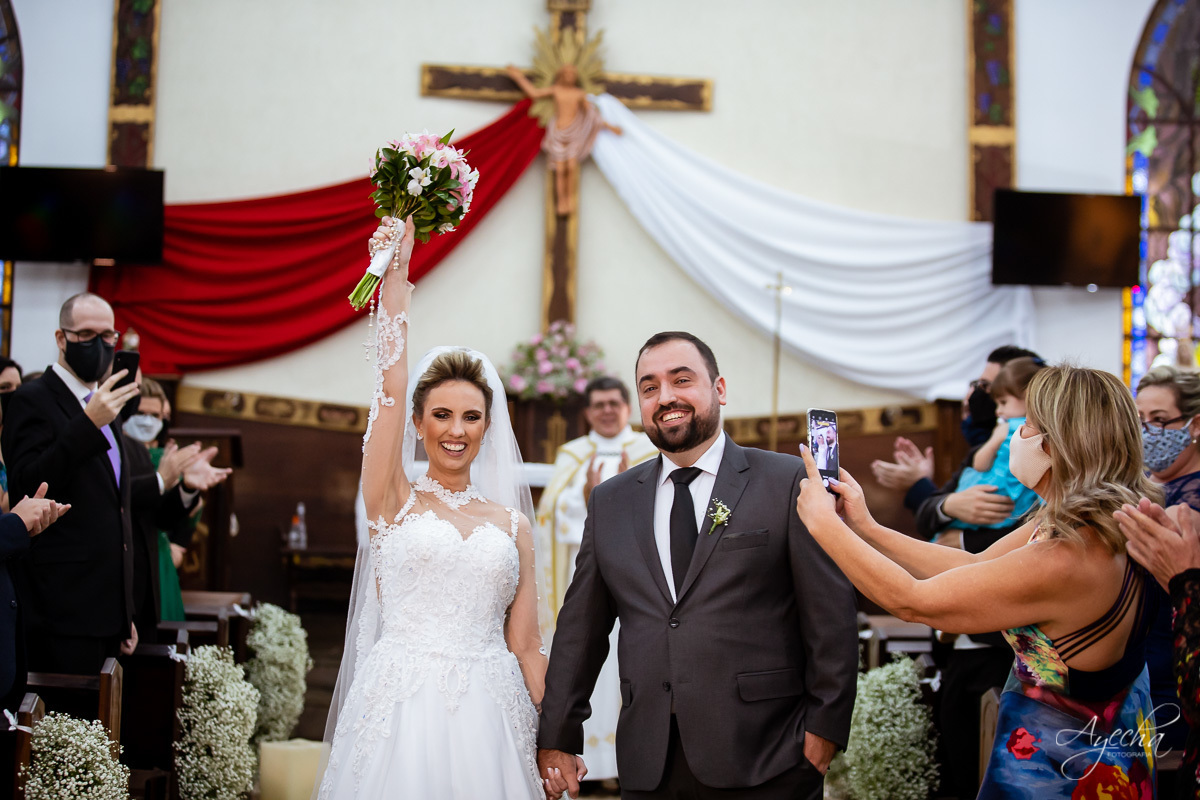 La casa da noiva; Santuário Nossa Senhora de Lourdes; Noivas curitibanas; noivas de curitiba; fotografo de casamento curitiba; fotografia de casamento curitiba; casamento na igreja; ensaio dos noivos; teatro paiol; deborah ayecha fotografia;