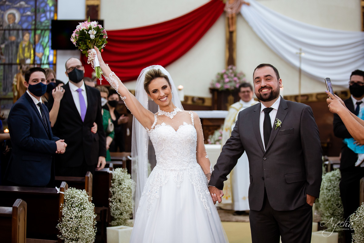 La casa da noiva; Santuário Nossa Senhora de Lourdes; Noivas curitibanas; noivas de curitiba; fotografo de casamento curitiba; fotografia de casamento curitiba; casamento na igreja; ensaio dos noivos; teatro paiol; deborah ayecha fotografia;