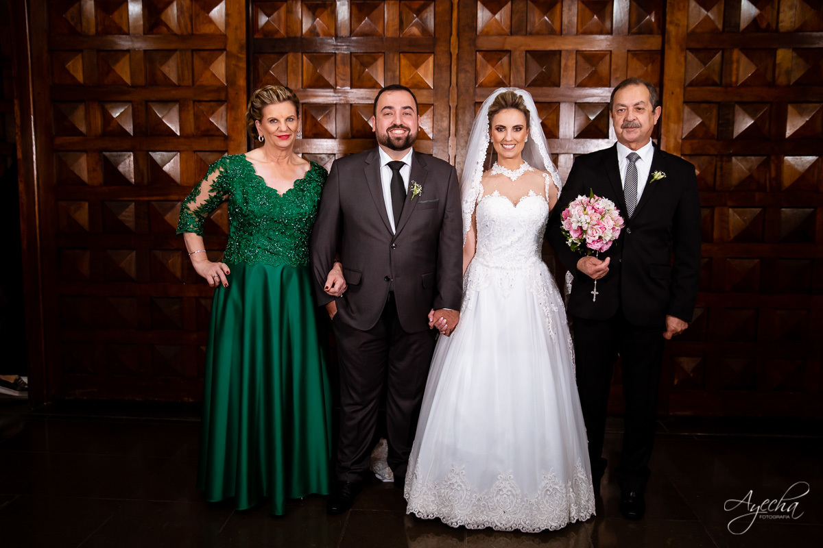 La casa da noiva; Santuário Nossa Senhora de Lourdes; Noivas curitibanas; noivas de curitiba; fotografo de casamento curitiba; fotografia de casamento curitiba; casamento na igreja; ensaio dos noivos; teatro paiol; deborah ayecha fotografia;