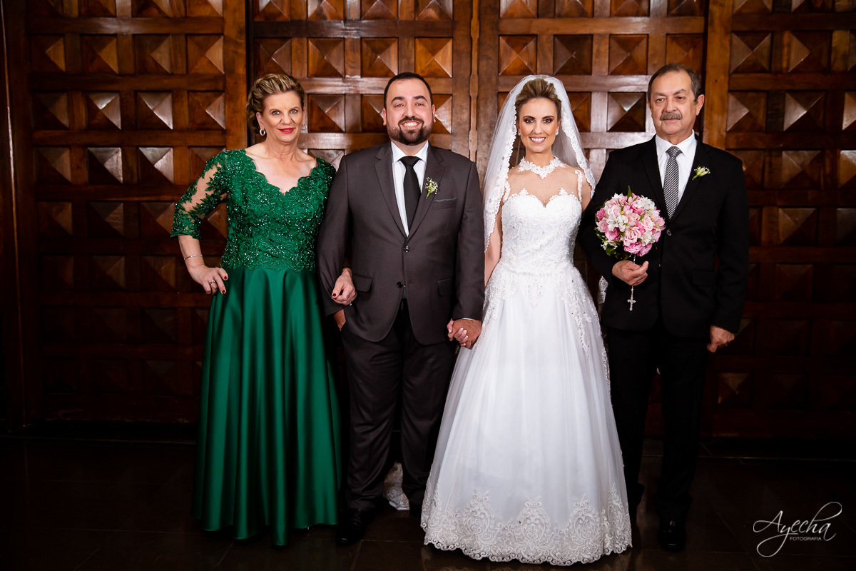 La casa da noiva; Santuário Nossa Senhora de Lourdes; Noivas curitibanas; noivas de curitiba; fotografo de casamento curitiba; fotografia de casamento curitiba; casamento na igreja; ensaio dos noivos; teatro paiol; deborah ayecha fotografia;