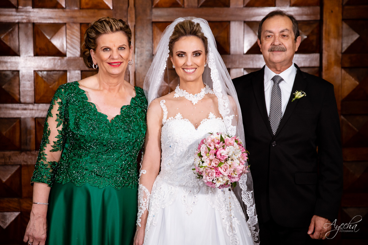 La casa da noiva; Santuário Nossa Senhora de Lourdes; Noivas curitibanas; noivas de curitiba; fotografo de casamento curitiba; fotografia de casamento curitiba; casamento na igreja; ensaio dos noivos; teatro paiol; deborah ayecha fotografia;