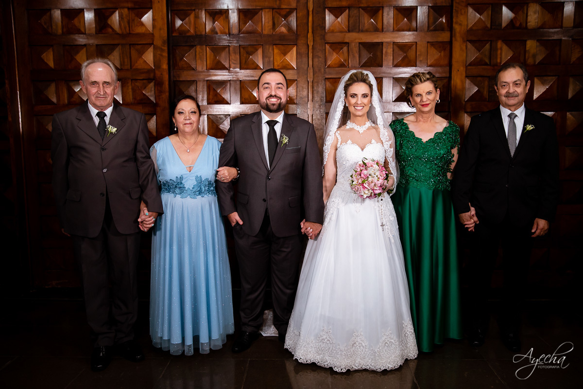 La casa da noiva; Santuário Nossa Senhora de Lourdes; Noivas curitibanas; noivas de curitiba; fotografo de casamento curitiba; fotografia de casamento curitiba; casamento na igreja; ensaio dos noivos; teatro paiol; deborah ayecha fotografia;